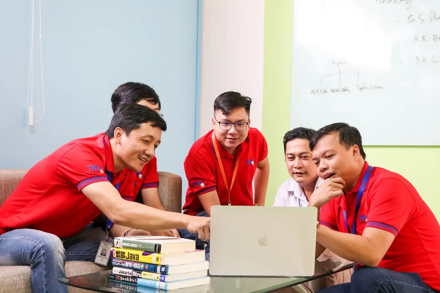 Đội ngũ Tập đoàn Công nghệ TMA trao đổi công việc